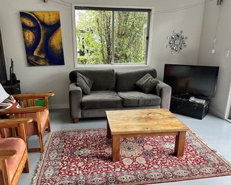 Laze by the Lake - Rotorua - Wohnzimmer