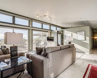 Private 2 Bedroom Mountain View Casita - Completely New in 2017 - Desert Setting - Tanque Verde - Sala de estar