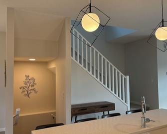 Beautiful New House in Alpine Park, Calgary - Priddis - Dining room