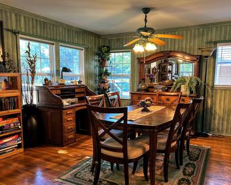 Lone Star House - West Texas Charmer - 3 bedrooms; 4 beds; 2 bathrooms - San Angelo - Dining room