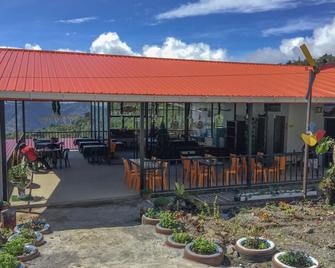 Happy Garden Resort - Hostel - Kundasang - Patio