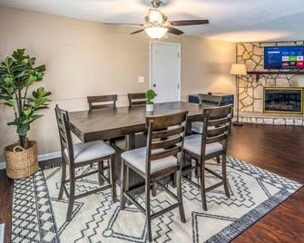 Friends & Family, Walking Distance to Centerville Place - Centerville - Dining room