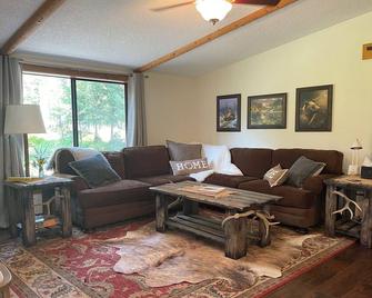 2 bedrooms, 2 bath cabin in the Alpine forest with views of flathead lake. - Lakeside - Sala de estar