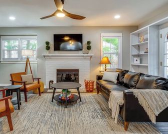 Walk to Downtown Frankfort: Patio, Firepit & More! - Frankfort - Living room