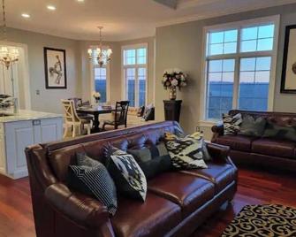 Luxurious King Bed Suite overlooking great view. - Hanover - Living room
