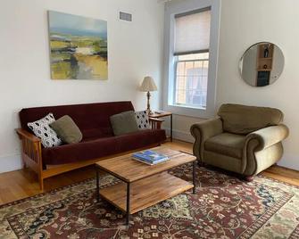 Downtown apartment ideal location to everything - Brattleboro - Living room
