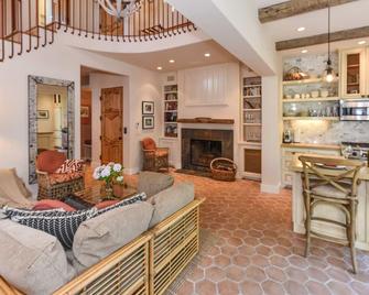 Private New Luxury Home in Yountville – Heart of Napa Valley - Yountville - Living room