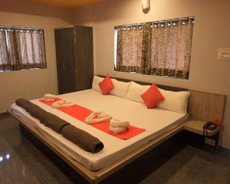 Sukhsagar Beach Resort On Beach !! Newly Decorated - Room - with - Prime - Location !! Couple Friendly Family Resort !! !! - Devgad - Habitación