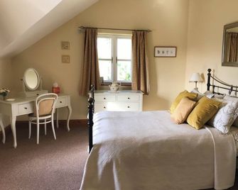 Characterful Apartment With Stunning Countryside Views - Kington - Bedroom