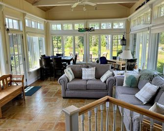 Comfy 'Mini-estate' on Iconic Corea Harbor - Gouldsboro - Sala de estar