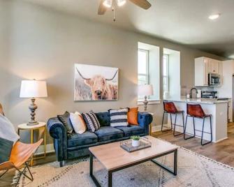Luxury Apartment in Historic Downtown Bridgeport! - Bridgeport - Living room