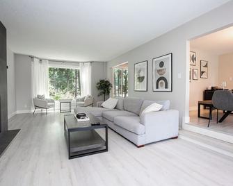 Modern 5br Luxury Getaway - Cobble Hill - Living room