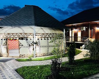Bermet guest house - Karakol - Building