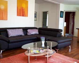 Close to the city, yet quiet and in the country - ideal for a relaxing holiday! - Newel - Sala de estar