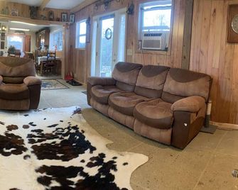 Brand New Listing! 3br/2ba Country Farmhouse Overlooking Little Tennessee River - Franklin - Recepción