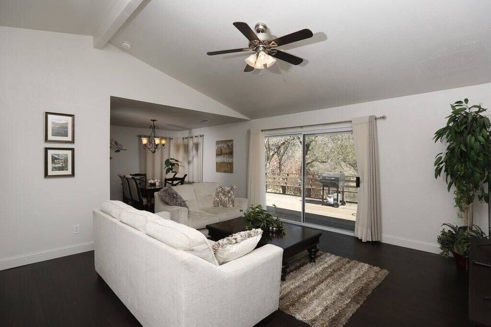 Shady Knoll - ת'רי ריברס - סלון