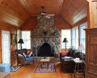 Adirondack home with guest cottage on Northern Lake George - Ticonderoga - Sala de estar