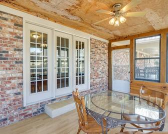 Pineville Home w/ Fire Pit Half-mi to Elk River! - Pineville - Comedor