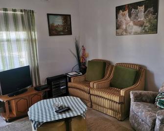 Kimba Units 5 - self contained apartment discounts for more than one night - Kimba - Sala de estar