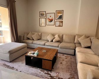 Elegant 3 BD at Mivida - Madinat Coraya - Sala de estar
