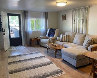 Cozy 3-bedroom garden level, dog friendly, in the heart of Greeley - Greeley - Living room
