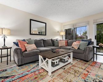 Rosie's Retreat: Cozy 3 BR, 3 Bath Condo in Wintergreen Resort, 1 mile to slopes - Wintergreen - Sala de estar