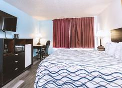 Sky-Palace Inn & Suites Wichita East - 1 King Bed Suite Smoking Oversized - Wichita - Bedroom