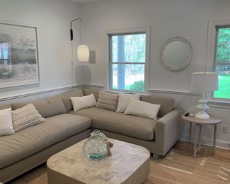 Luxury Beach House, Heated Pool, Dune Rd beaches, pets yes - East Quogue - Sala de estar