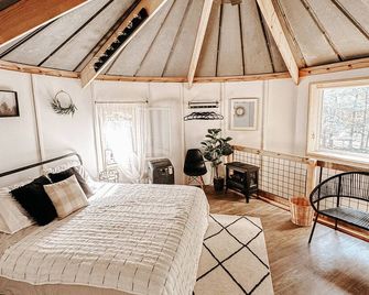 Silo Tiny House Cabin - Harpers Ferry - Bedroom