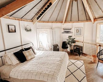 Silo Tiny House Cabin - Harpers Ferry - Bedroom