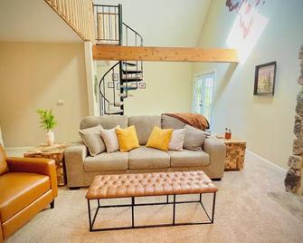 Hillside Hideaway in Marietta, OH: 4 beds, 2 baths, stunning views!\n\n\n\n - Marietta - Living room