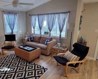 Renovated Ridgewood Bay House - Villas - Living room