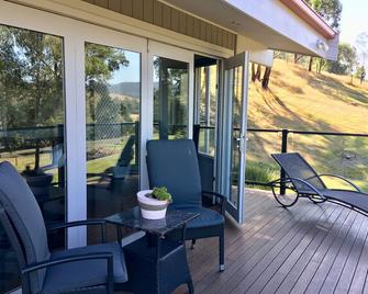 Luxurious open plan villa with panoramic views of the Steels Creek Valley - Yarra Glen - Balcony