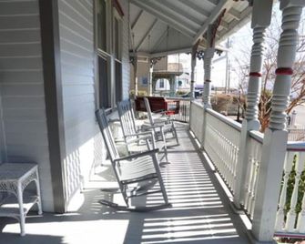 Beauclaires Bed & Breakfast Inn - Cape May - Balcón