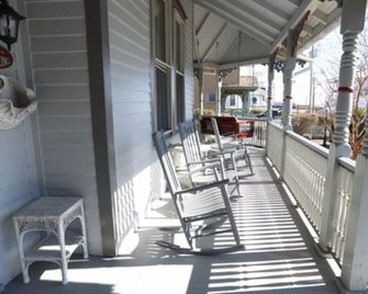 Beauclaires Bed & Breakfast Inn - Cape May - Balcony