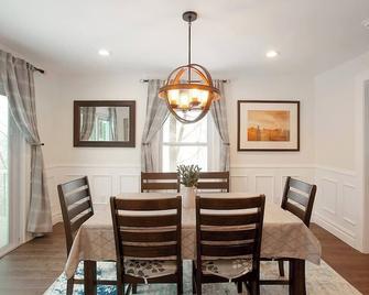 Renovated House w/Hot Tub, Deck, Grill & Fire Pit - Goshen - Dining room