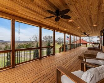 50 Acre Lux Cabin w Private Lake Pool Sauna - Gallatin - Balkon