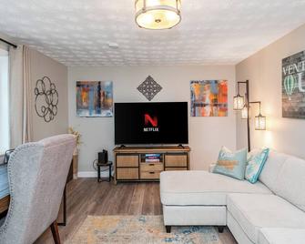 Huge Fenced Yard | Near Airport/I-70/I-75 - Vandalia - Living room