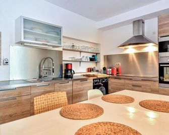 Awesome Home In Violès With Wifi - Violès - Kitchen