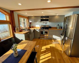 Lakefront House on Pleasant Lake - Pet Friendly - Northwood - Cocina