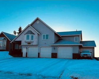 Cozy 6br Ocean Front Snow Mountain View Villa - Kenai - Building