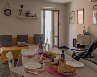 El Nin Apartment with Terrace - Vernazza - Essbereich