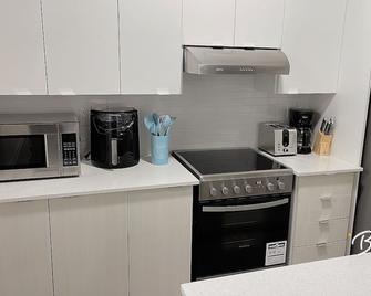 Home away from home - Toronto - Kitchen