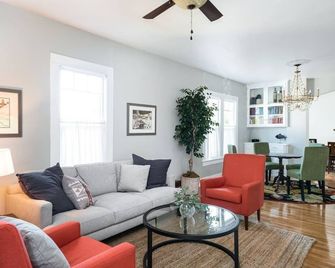 Four Bedroom Beauty in Historic Neighborhood - Chico - Sala de estar
