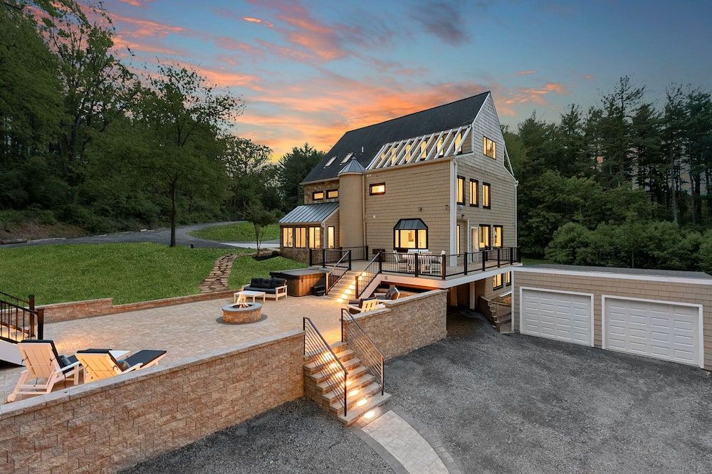 Spacious 6-bedroom house in charming Waterford on 10 acres & Entertainment Room