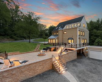 Spacious 6-bedroom house in charming Waterford on 10 acres & Entertainment Room - Waterford - Edificio