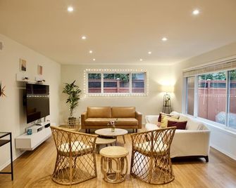 Private Seattle Getaway Home Near Lake Washington! - Seattle - Living room