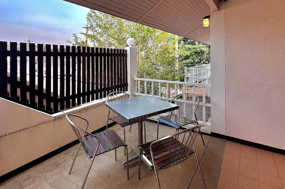 ذا ناين بد آند ريستورانت - كانشانابوري - شرفة