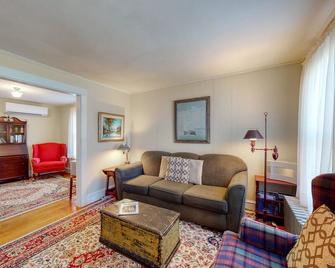 Classic bungalow close to bay & beach w/WiFi & private washer/dryer - Camden - Wohnzimmer