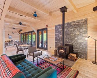 Huttopia Lake George - Adirondacks - Lake Luzerne - Living room